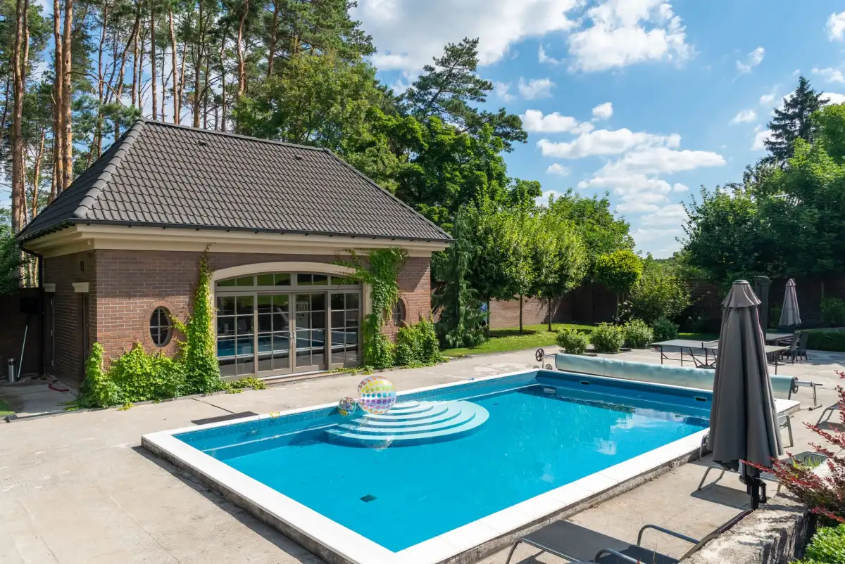 Pool house moderne au bord d’une piscine