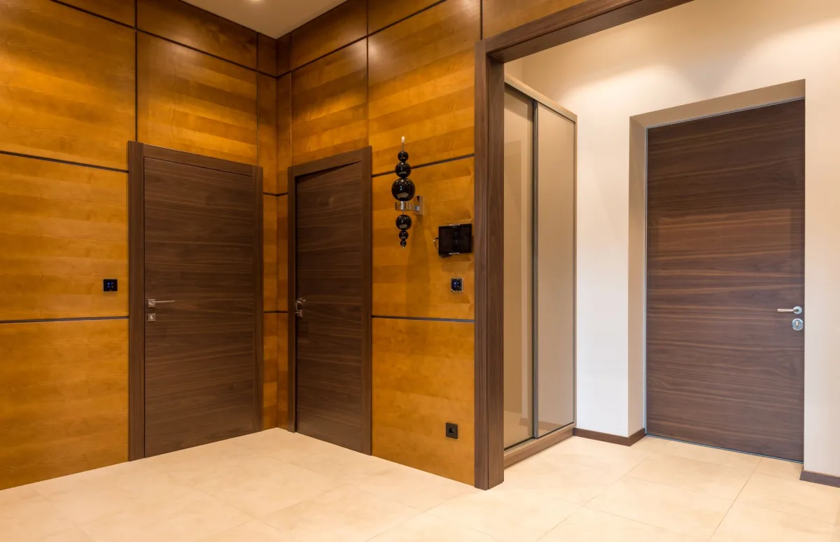 Porte intérieure sur mesure dans un intérieur rénové