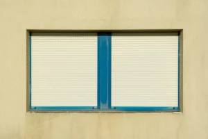maison fraîche volets fermés canicule été protection
