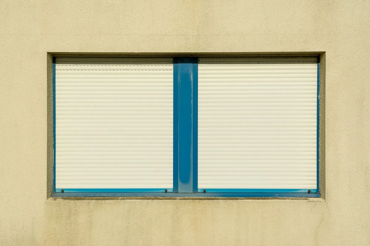 maison fraîche volets fermés canicule été protection