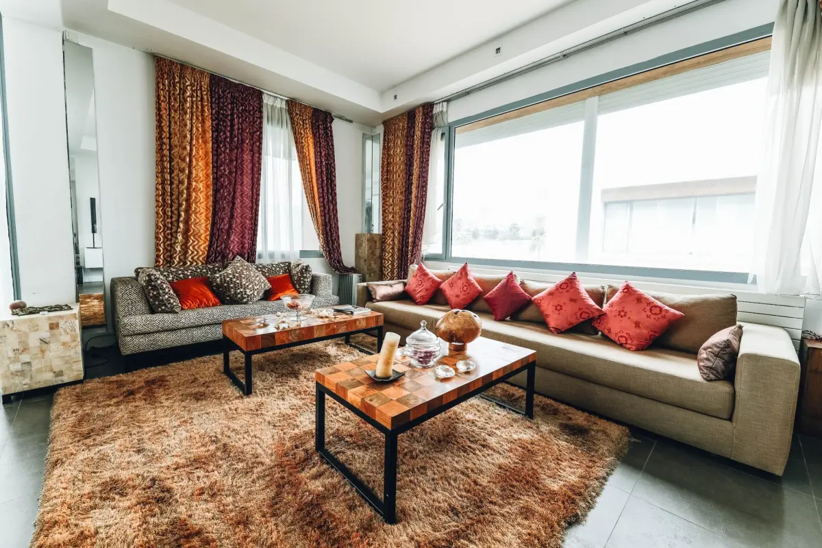 Piece froide rechauffee avec tapis rideaux et tons chauds