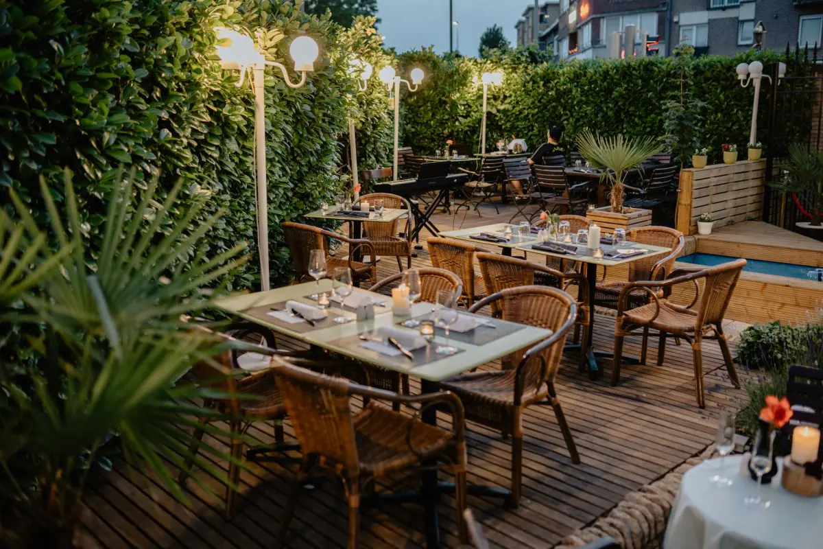 Terrasse à protéger des abeilles pendant les repas