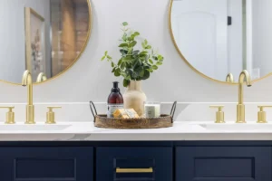 robinetterie dorée salle de bain lavabo luxe moderne