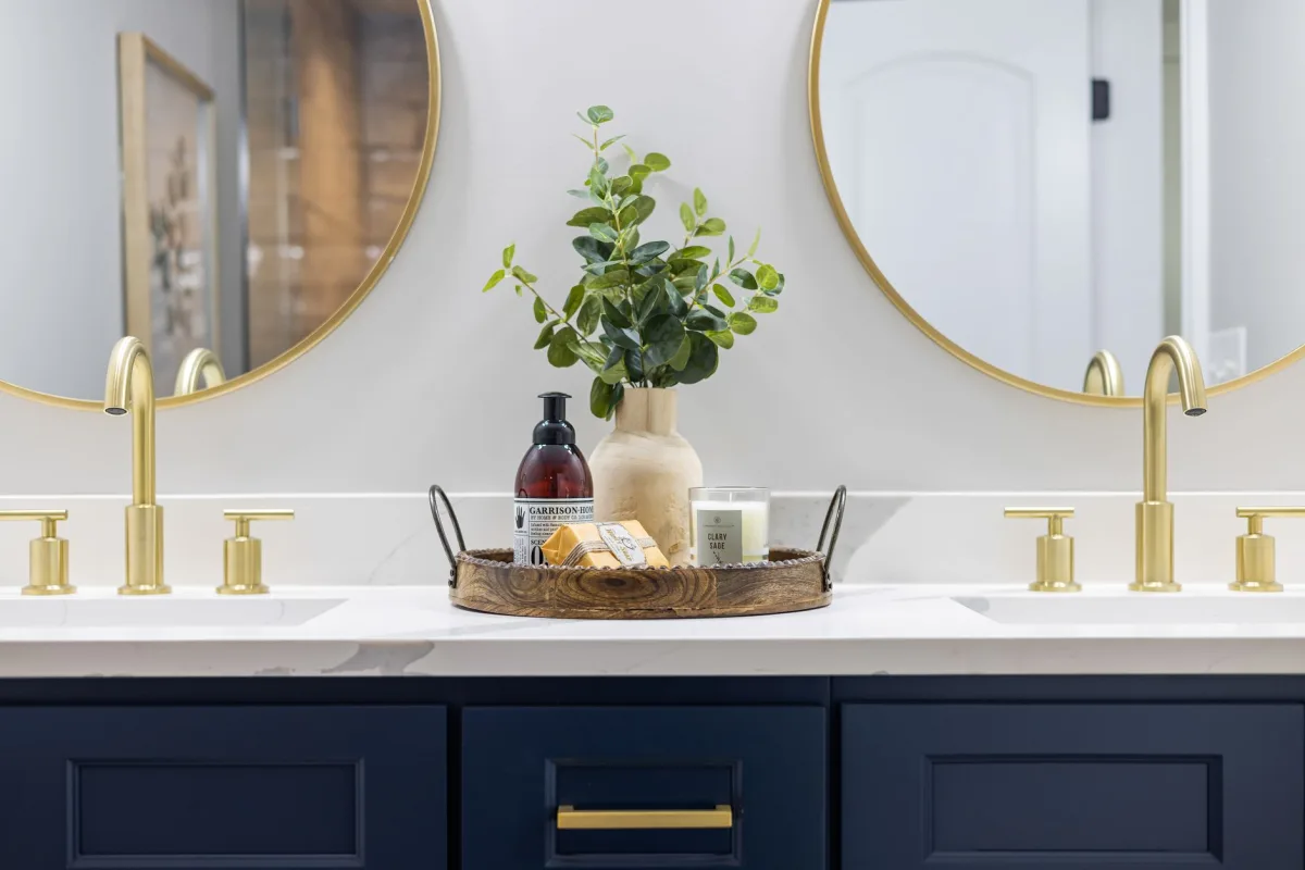robinetterie dorée salle de bain lavabo luxe moderne
