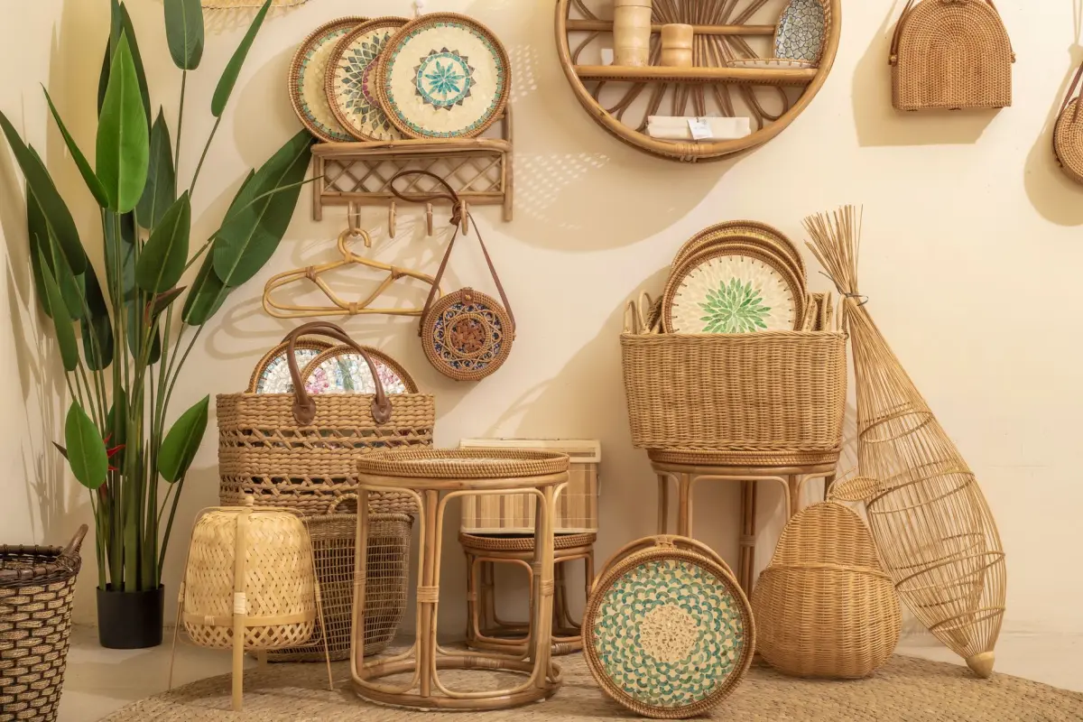 Salon décoré avec du rotin, cannage et fibres naturelles tendance 2026