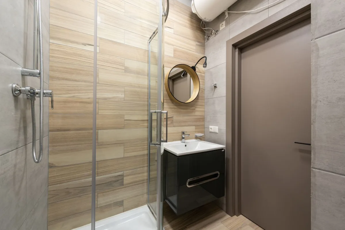 Douche installée sous la partie haute d’une salle de bain sous pente