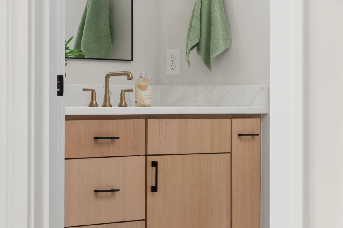 Meuble vasque optimisé dans une salle de bain sous pente