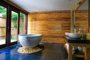 Salle de bain zen et spa aux tons naturels bois et pierre