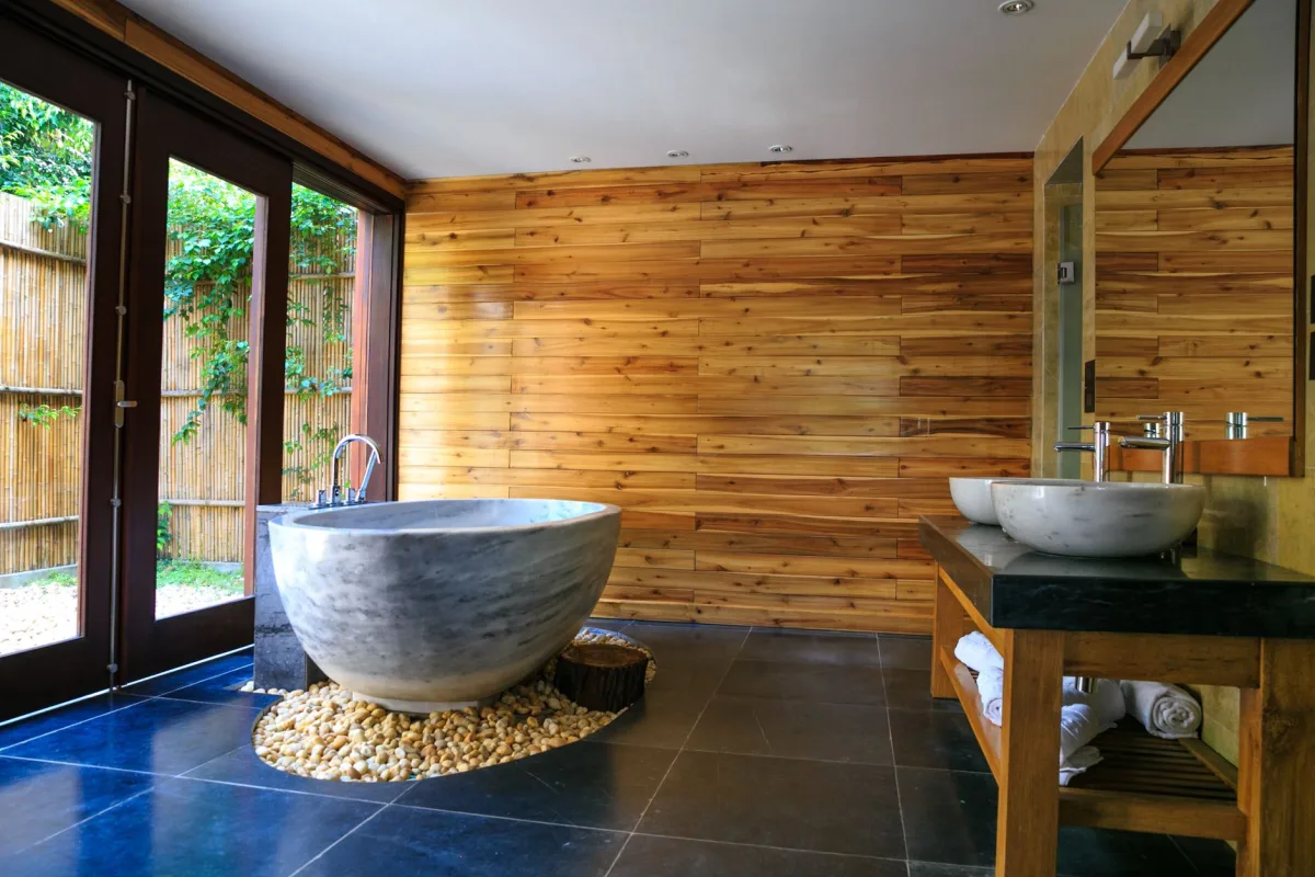Salle de bain zen et spa aux tons naturels bois et pierre