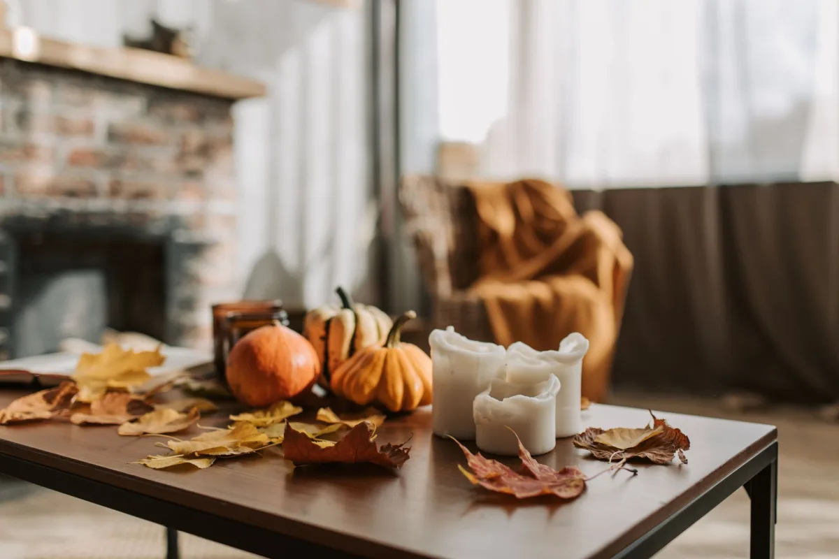 Salon cocooning chaleureux avec bougies et plaids en automne