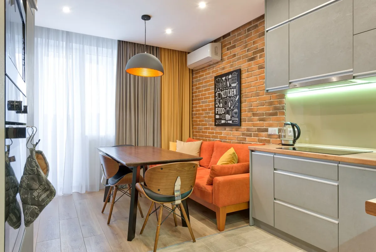 Salon et salle à manger dans un petit espace ouvert