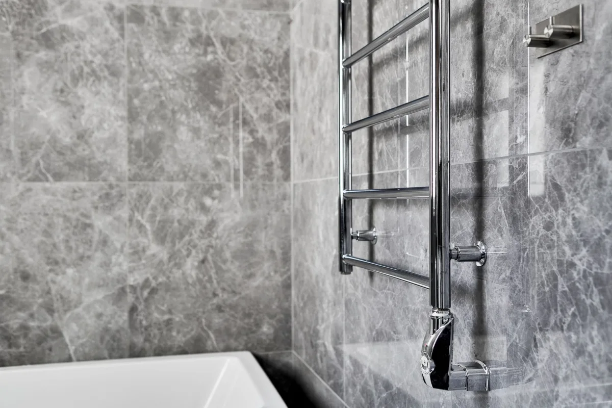 sèche-serviettes électrique design chromé salle de bain moderne