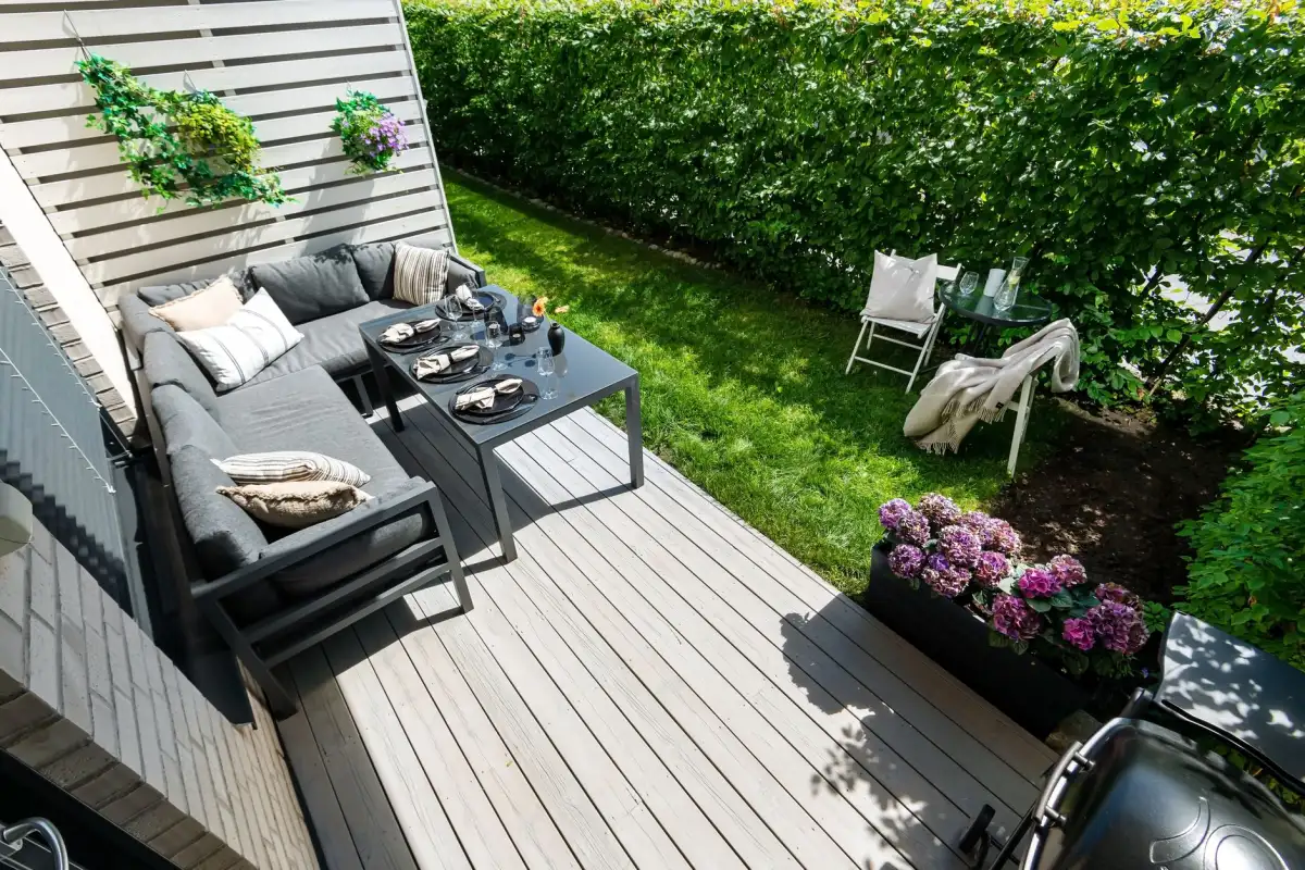 terrasse composite gris clair jardin moderne design