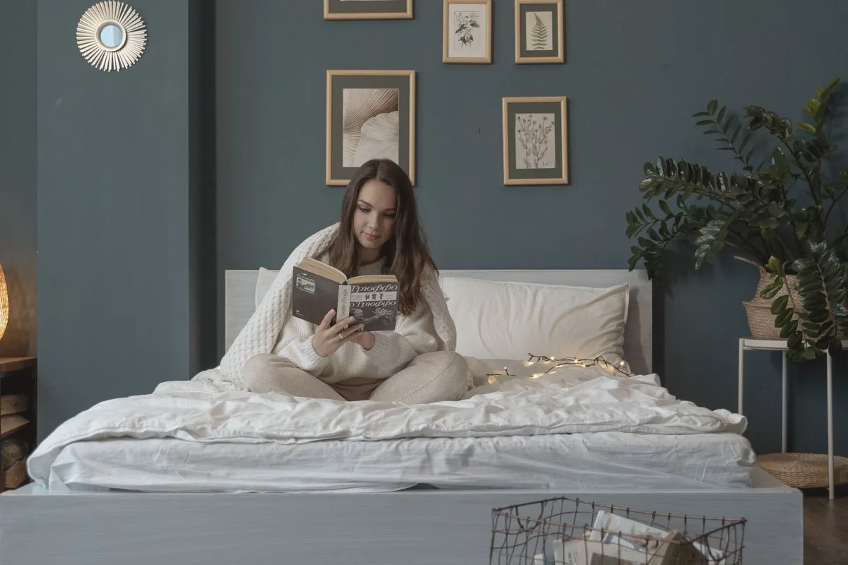 Chambre decoree en vieux rose avec ambiance cocooning chaleureuse