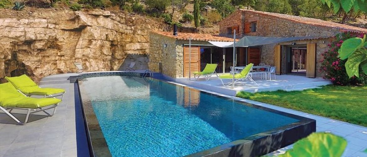 La Piscine Semi-Enterrée en Béton